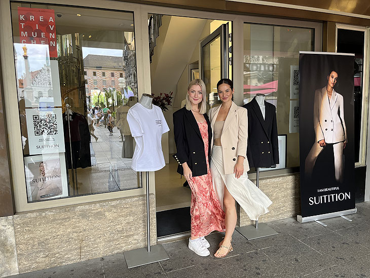Mit Pop-Up Showroom am Münchner Mrienplatz bis Ende Juni 2022: Die beiden SUITITION-Gründerinnen Janita Berlin und Julied Estelle (©Foto.Martin Schmitz)